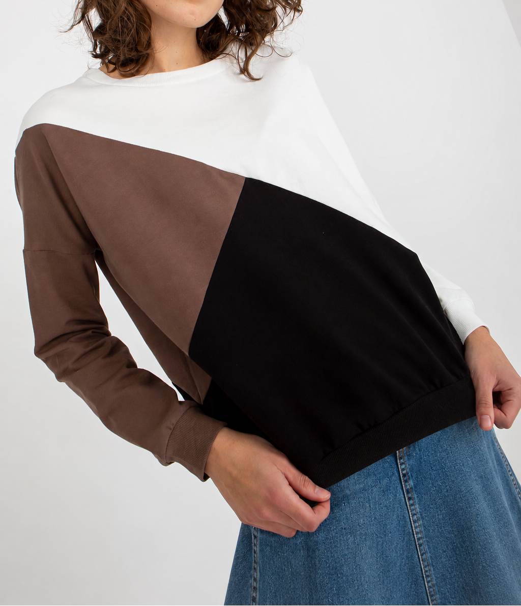 Three-colour sweatshirt with a round neckline