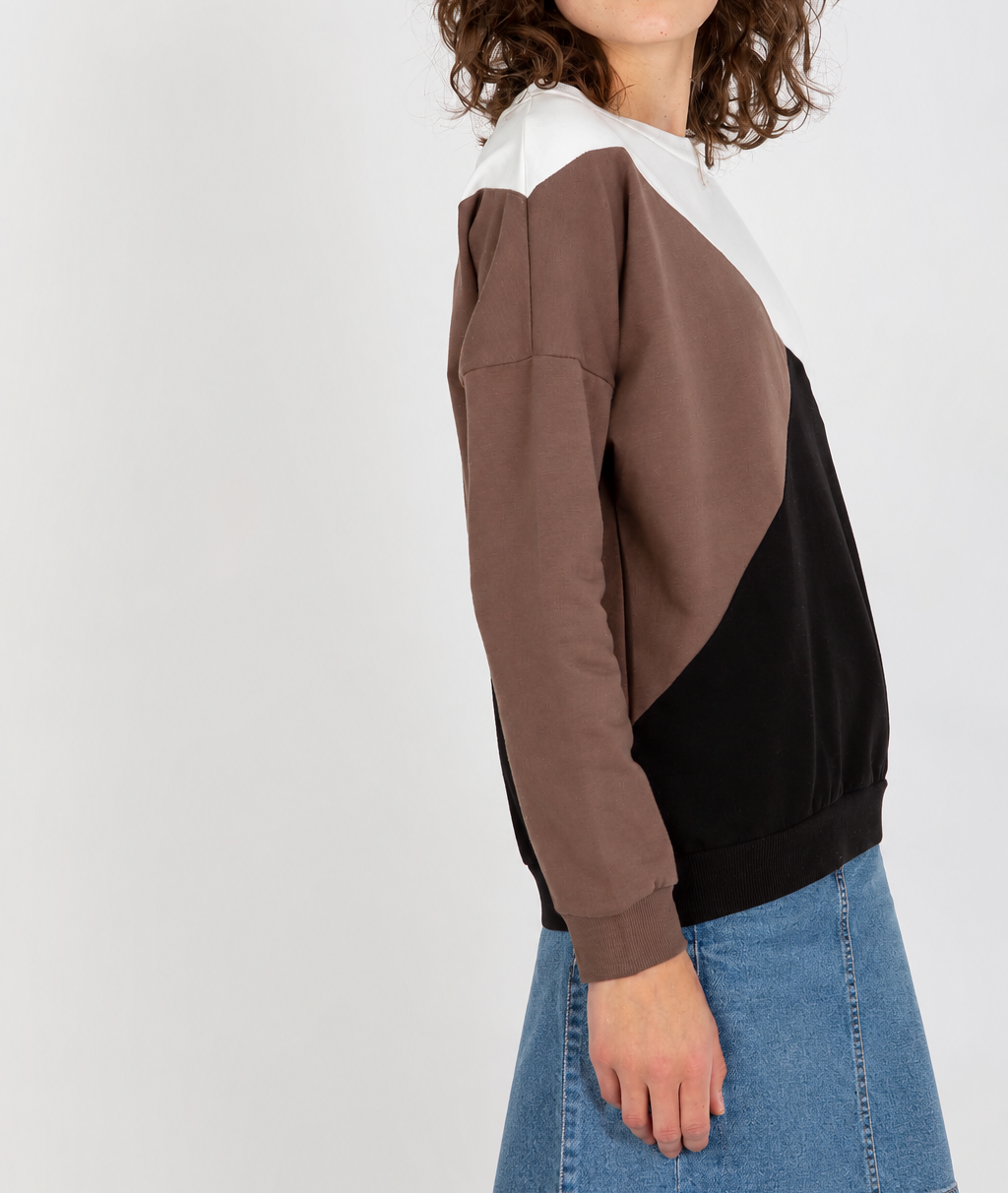 Three-colour sweatshirt with a round neckline
