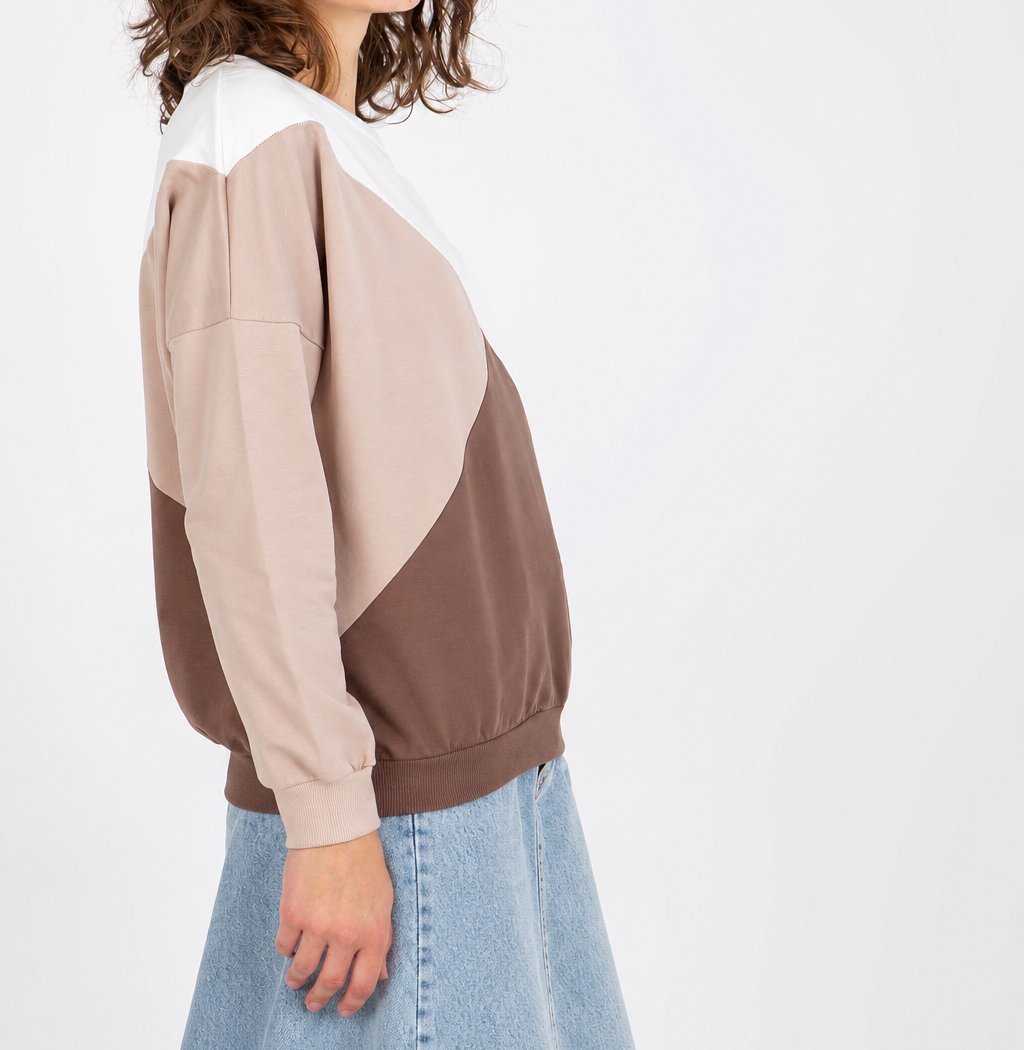 Three-colour sweatshirt with a round neckline