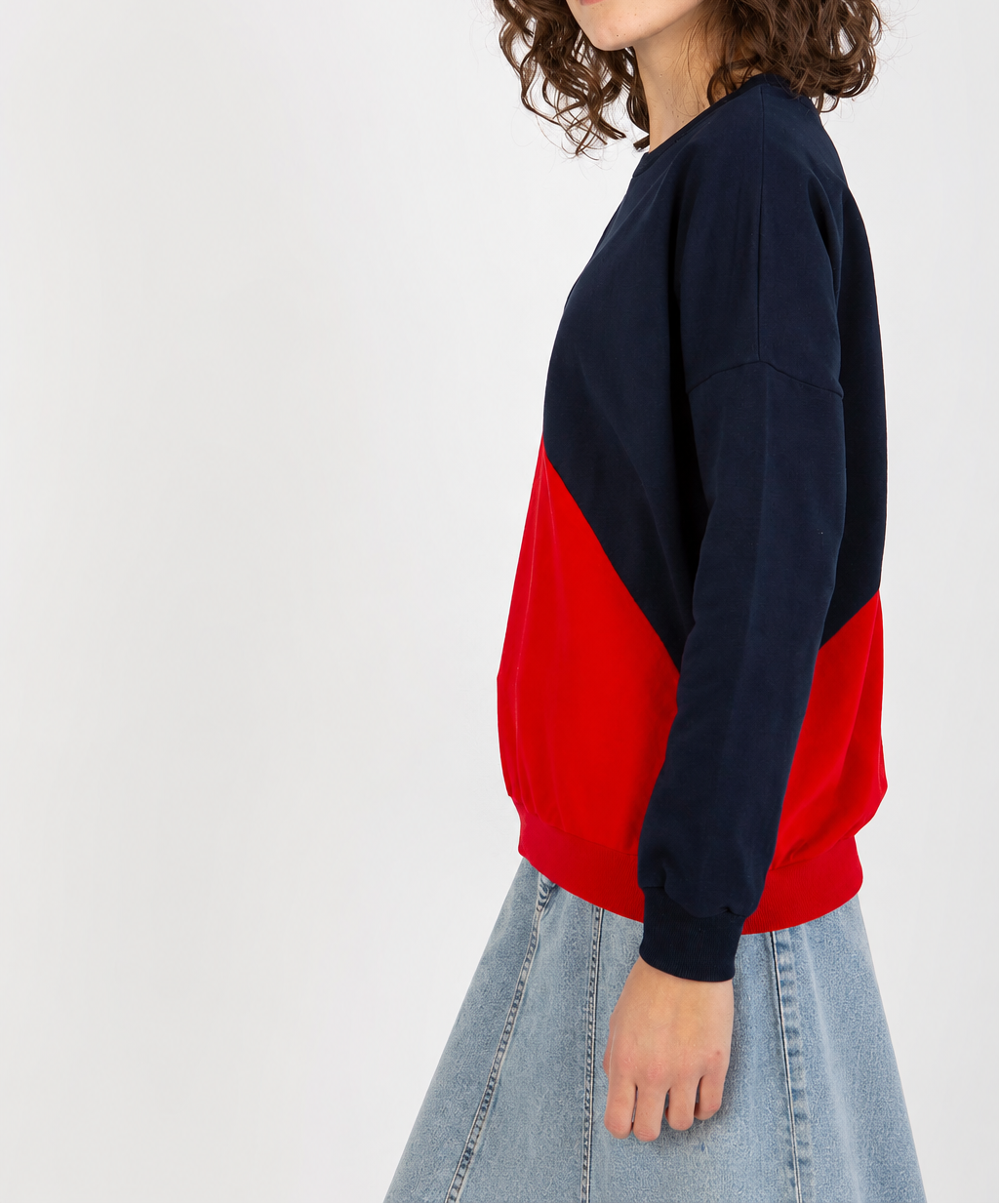 Three-colour sweatshirt with a round neckline